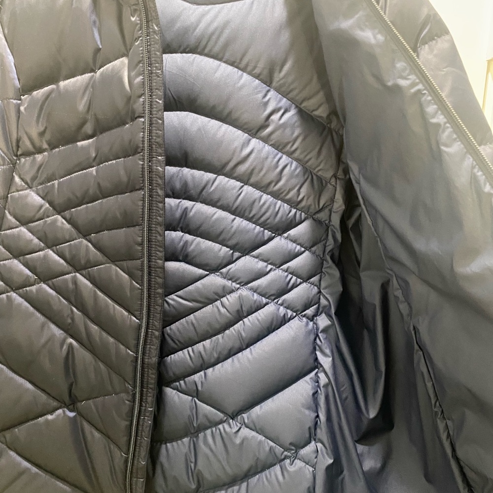 The North Face Women's Puffer Jacket w/hood - Deep Blue (Beautiful Design). - Picture 8 of 12